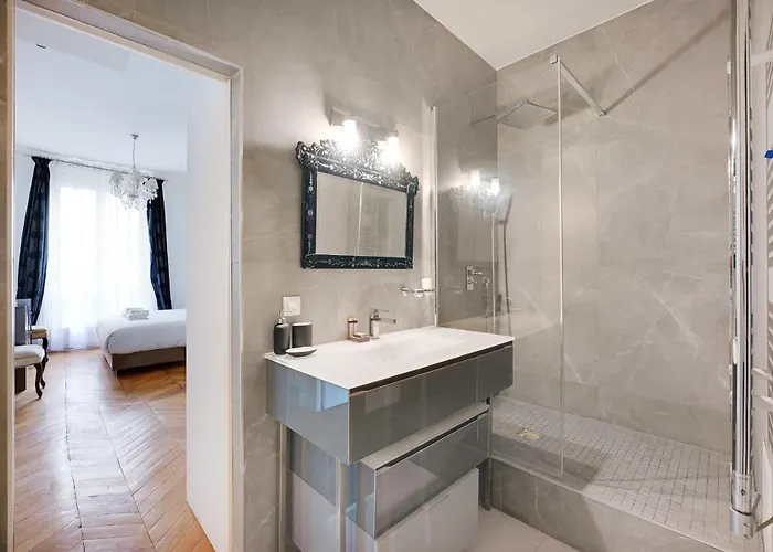 Lejlighed Appt Avenue Montaigne - Champs Elysees 2bd - 4p Paris