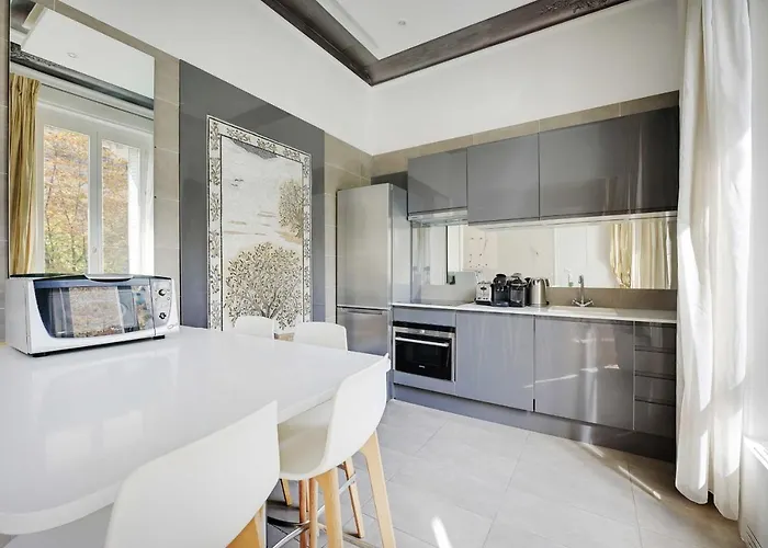 Appt Avenue Montaigne - Champs Elysees 2bd - 4p *