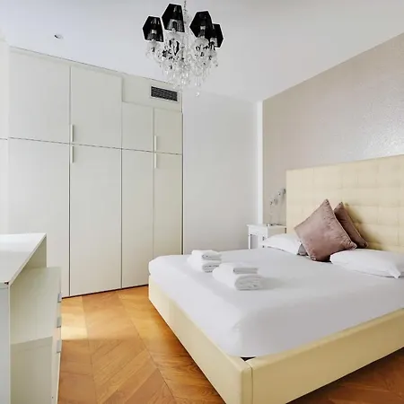 Appt Avenue Montaigne - Champs Elysees 2bd - 4p דירה פריז