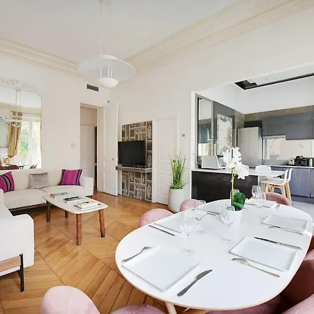 Appt Avenue Montaigne - Champs Elysees 2bd - 4p דירה פריז